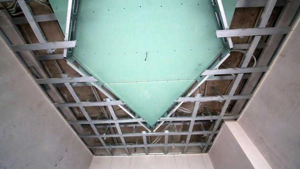 Потолок из гипсокартона в прихожей.
