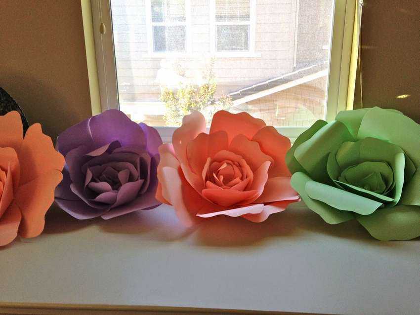 Как изготовить объемные цветы из бумаги на стену Большие цветы из гофрированной бумаги нанизываются друг от друга через нити, лески и ленты Такими