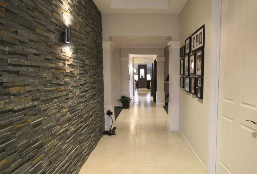 Варианты отделки стен в коридоре и прихожей: обои, декоративная плитка и камень