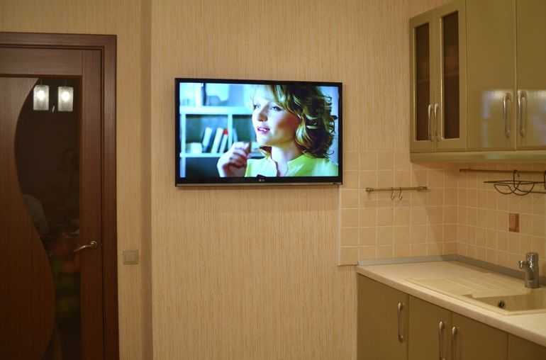 Телевизор для кухни – как правильно выбрать и разместить