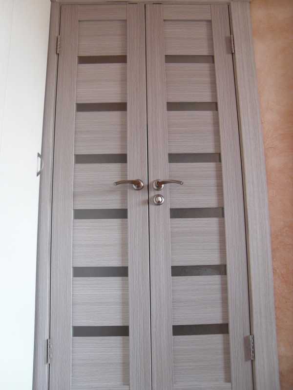 Двухстворчатая модель межкомнатной двери чаще всего используется в следующих случаях проем двери имеет большие размеры; комната маленькая Двустворчатые