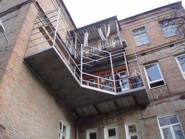 Пристройка балкона на первом этаже: разрешение и строительство