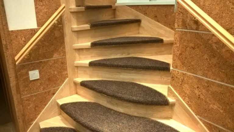 Как закрепить ковровую дорожку на ступеньках лестницы: варианты креплений