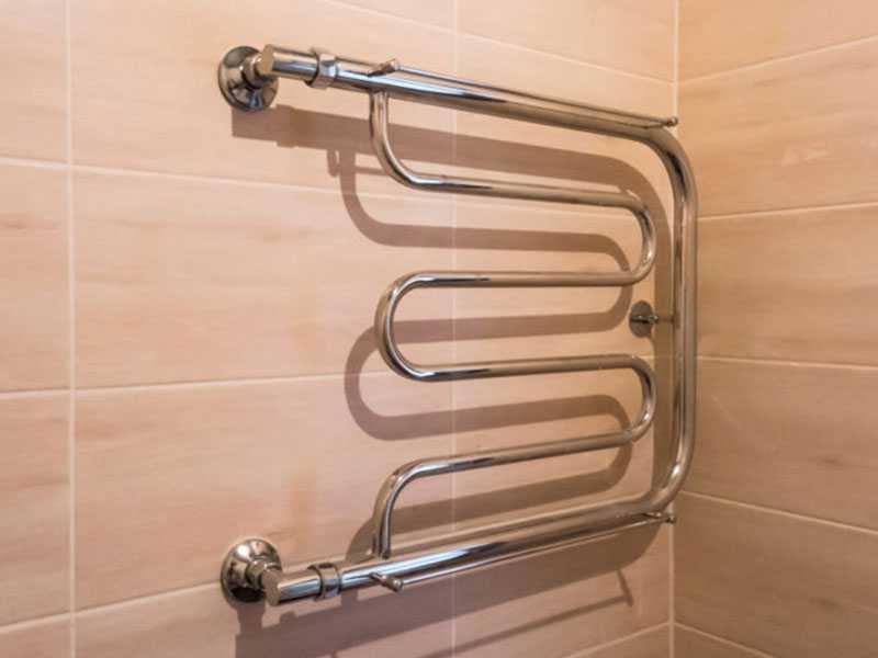 Помещения ванных комнат чаще всего не имеют радиаторов отопления, его роль выполняет полотенцесушитель Поскольку ванная комната имеет повышенную