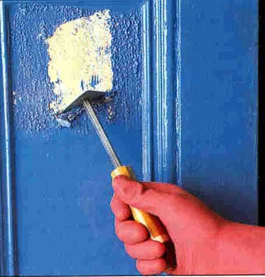 Как снять старую краску с деревянной двери