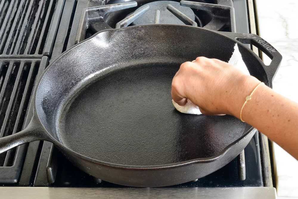 Как очистить чугунную сковороду от ржавчины, как убрать ржавчину, что делать, если сковорода ржавеет внутри
