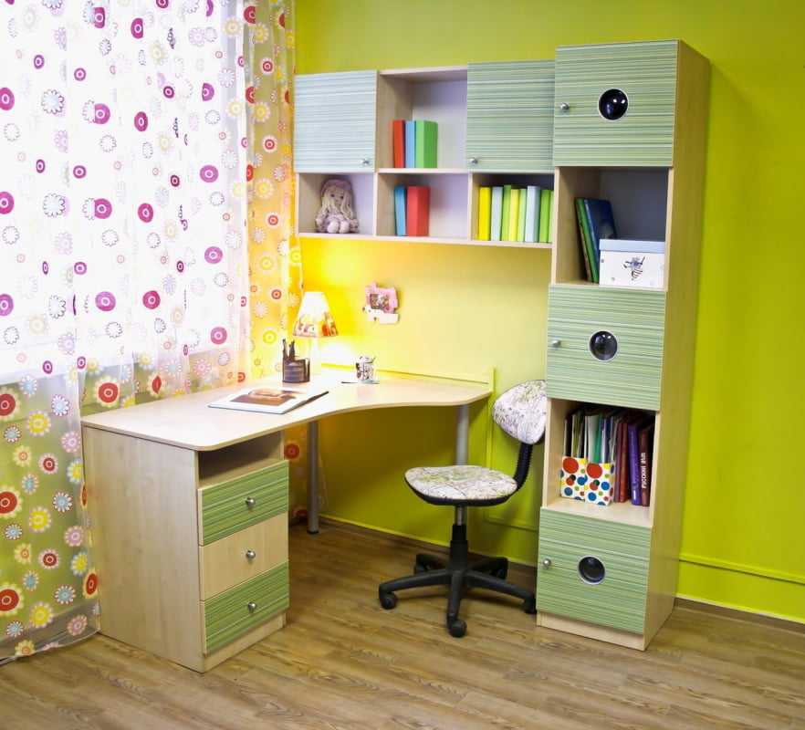 Идеи письменных столов для двоих детей в детской комнате