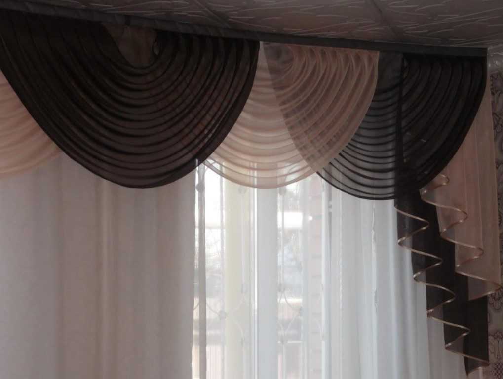 Ламбрекены в интерьере гостиной, виды ламбрекенов по типу изготовления и драпировки, сочетание со шторами