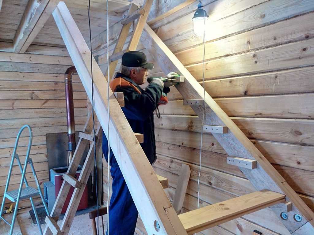 Лестница на мансарду в небольшом доме: как сделать своими руками