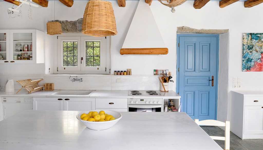 Кухня в средиземноморском стиле - дизайн средиземноморья в интерьере совмещенной гостинной, оформление кухни: люстры, плитка и фартук