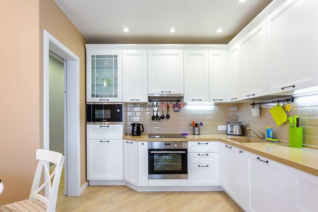 Белая кухня с серой и деревянной столешницей в современном стиле: белый кухонный гарнитур и обои для белой кухни.кухня — вкус комфорта