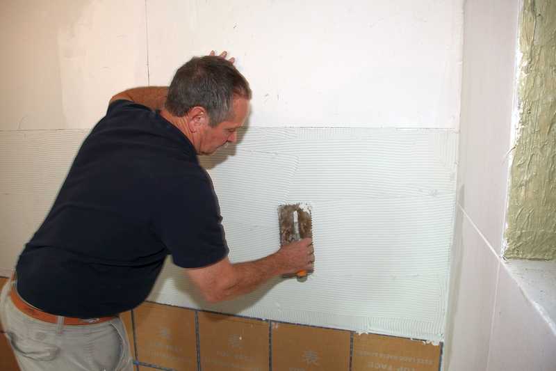 Как выровнять стену под плитку: подготовка и выравнивание, укладка и нужно ли штукатурить поверхность на кухне