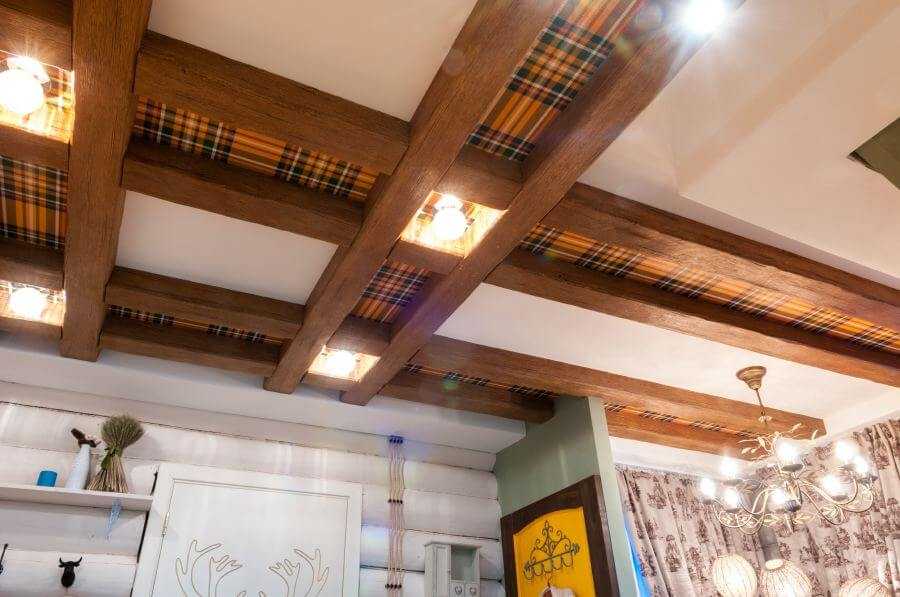 Деревянный потолок с декоративными балками: 165+ (фото) дизайна и отделки