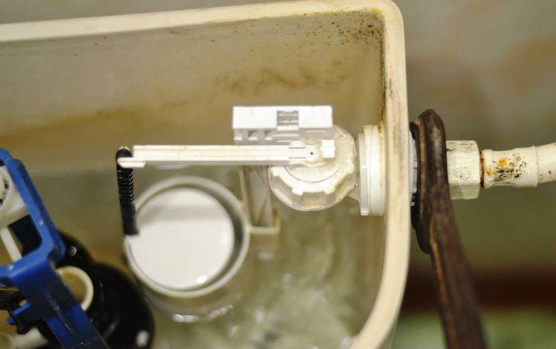 Ремонт бачка унитаза: не смывает, вода течет, перелив бака, протечка при смыве | ремонтсами! | информационный портал