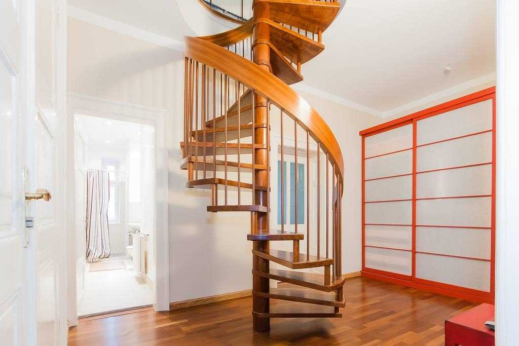 Лестницы на второй этаж в частном доме: как не ошибиться с выбором