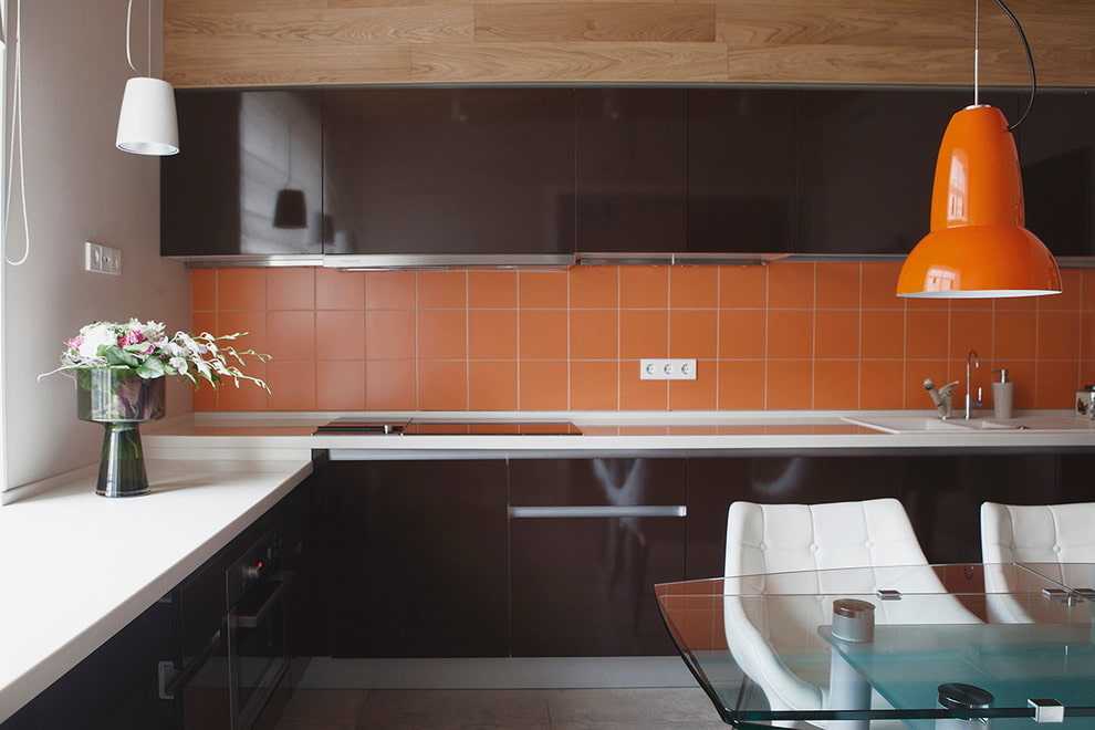 Что на кухне лучше краска или обои для стен на кухне
