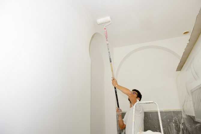 Как правильно и без разводов покрасить потолок водоэмульсионной краской