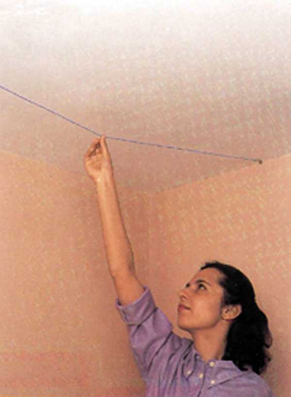 Как клеить обои на потолок из гипсокартона легко и без заморочек