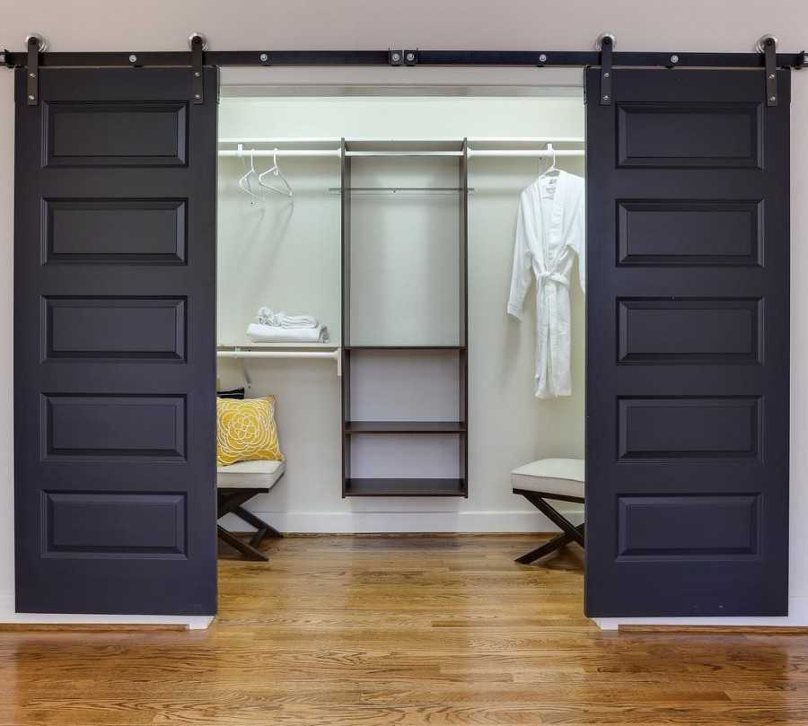 Преимущества и недостатки 6 видов раздвижных дверей для гардеробной