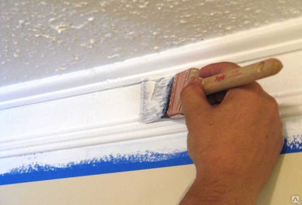 Нужно ли красить потолочный плинтус из пенопласта в цвет потолка