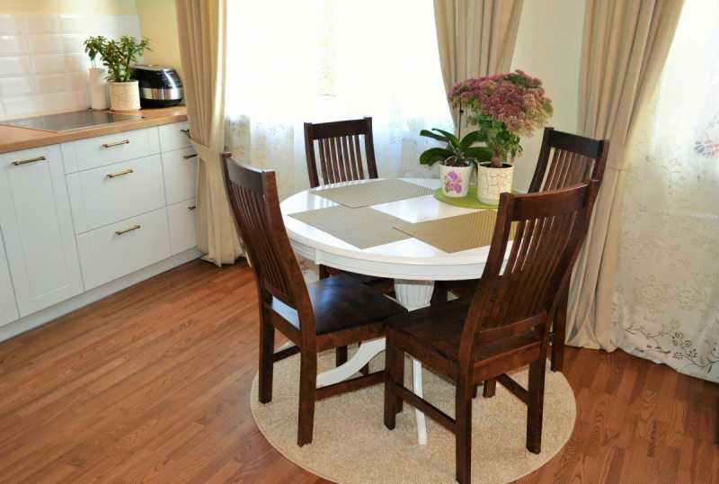 Как выбрать подходящую модель круглого стола для кухни или гостиной, популярные разновидности круглых столешниц, выбор стола в соответствии с дизайном комнаты - 44 фото