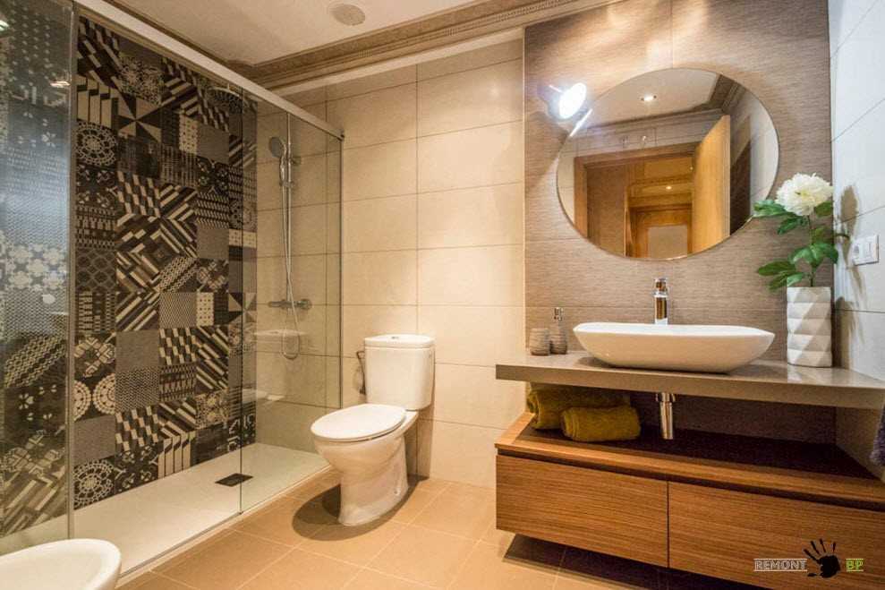 Идеи дизайна ванной с помощью керамической плитки. фото