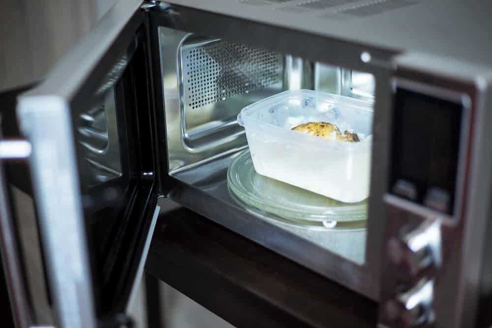 Какую посуду можно ставить в микроволновку и как её выбрать