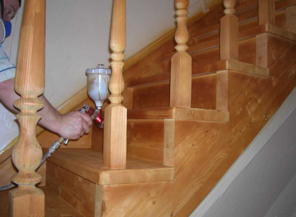 Как покрасить лестницу из сосны своими руками?