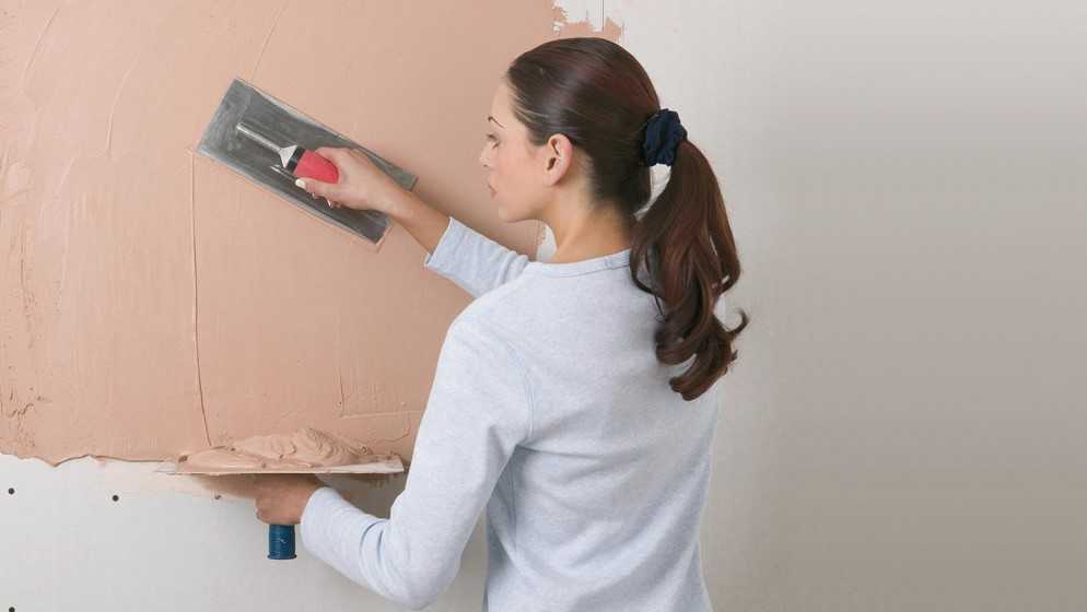 Как правильно шпаклевать стены под покраску и под обои