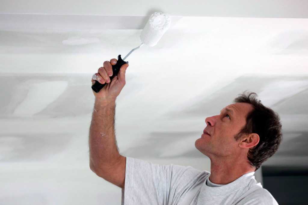 Пятна и разводы на потолке после покраски: в чем причина и как исправить?