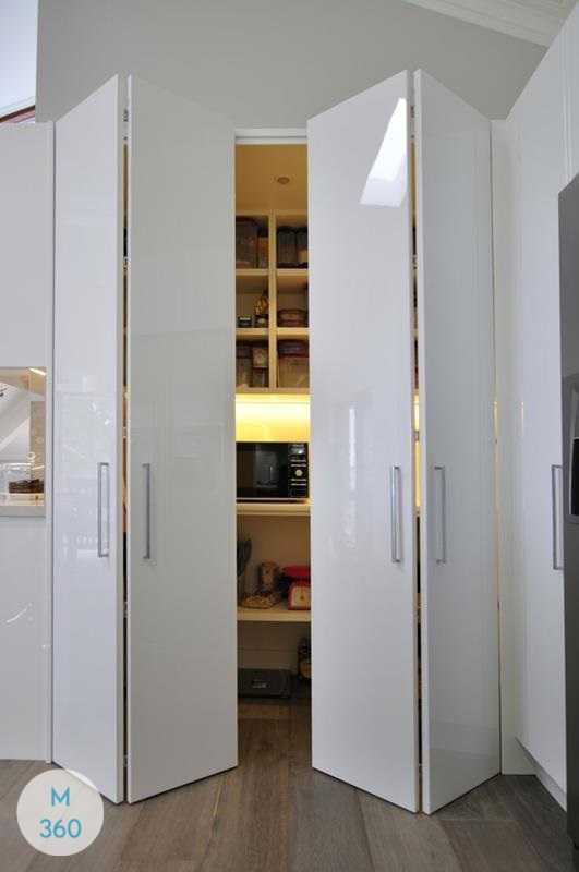 Чем заменить дверь между коридором и кухней: 5 вариантов с фото