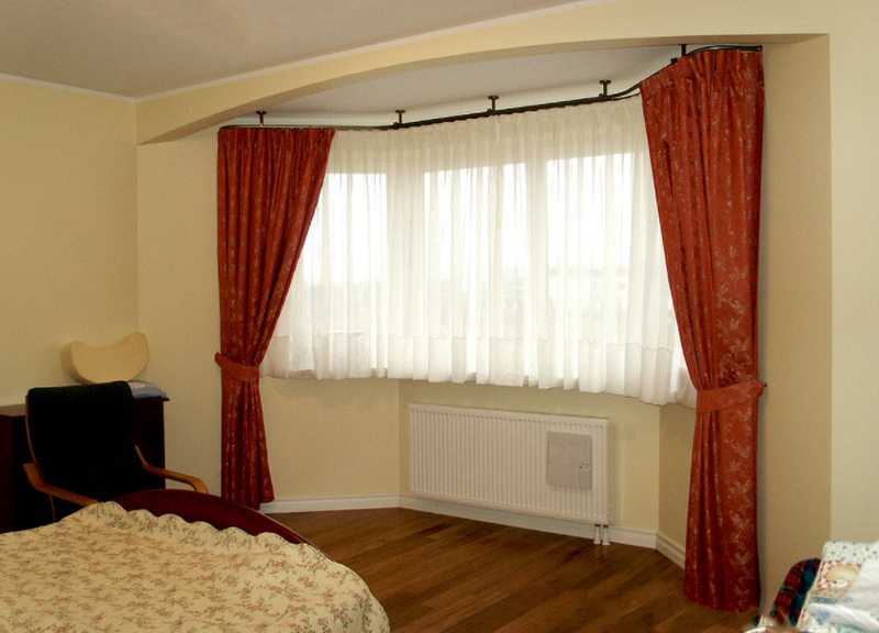 Шторы в гостиную с двумя окнами с учётом особенностей окна, стиля оформления помещения и размеров комнаты, 5 правил оформления двух окон шторами