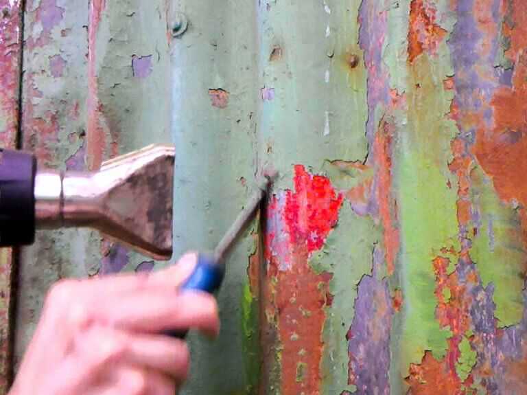 Как снять или очистить старую краску с деревянной двери