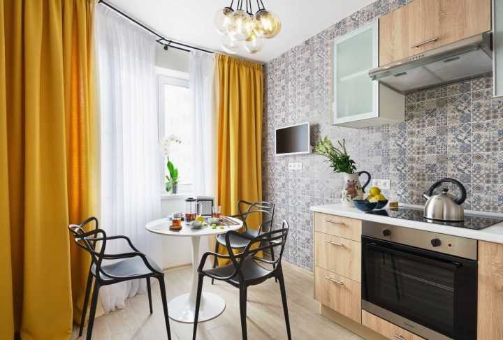 Даже небольшая кухня способна стать любимым местом в квартире, если оформить помещение грамотно и со вкусом Подберите лёгкие и практичные шторы для маленькой кухни, и ваш дом наполнится светом и уютом