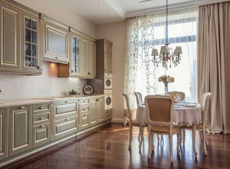 Правила оформления кухни в классическом стиле и выбора цветового решения, а также аспекты подбора деталей интерьера в зависимости от площади кухонного помещения
