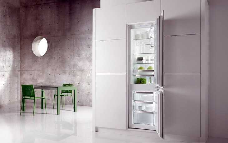 Холодильник в интерьере кухни: размещение, примеры в 50 фото