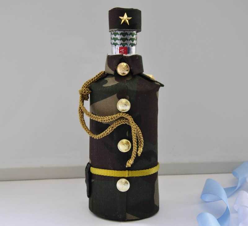 Оформление бутылки на 23. как красиво украсить бутылку коньяка своими руками в подарок для мужчины в военную форму, полицейского, гусара, смокинг, фотографией, лентами, конфетами, букетом из конфет: и
