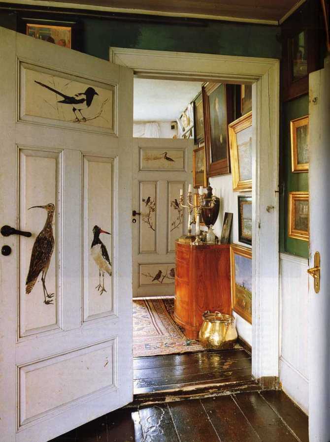 Как выполнить декор старой двери своими руками?