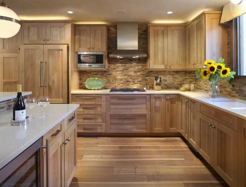 Дизайн белой кухни с деревянной столешницей