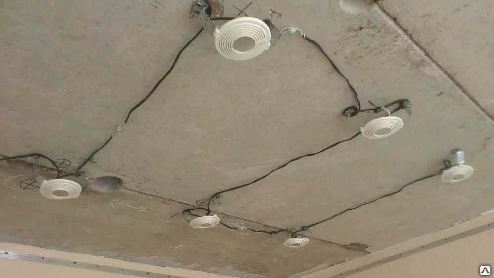 Ошибки  и правила расположения точечных светильников на потолке - на кухне, в спальне, в зале, в ванной, в детской.