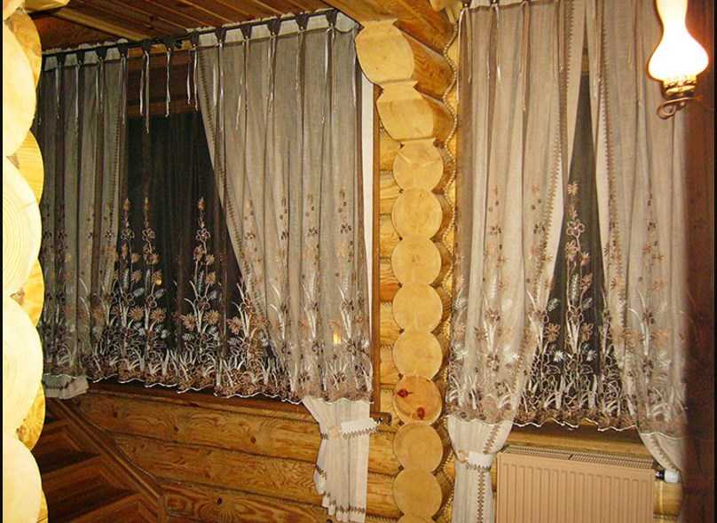 Нитяные, веревочные шторы в интерьере: варианты оформления кисеи на кухне, в спальне и гостиной, тюль из бусин 
 - 46 фото