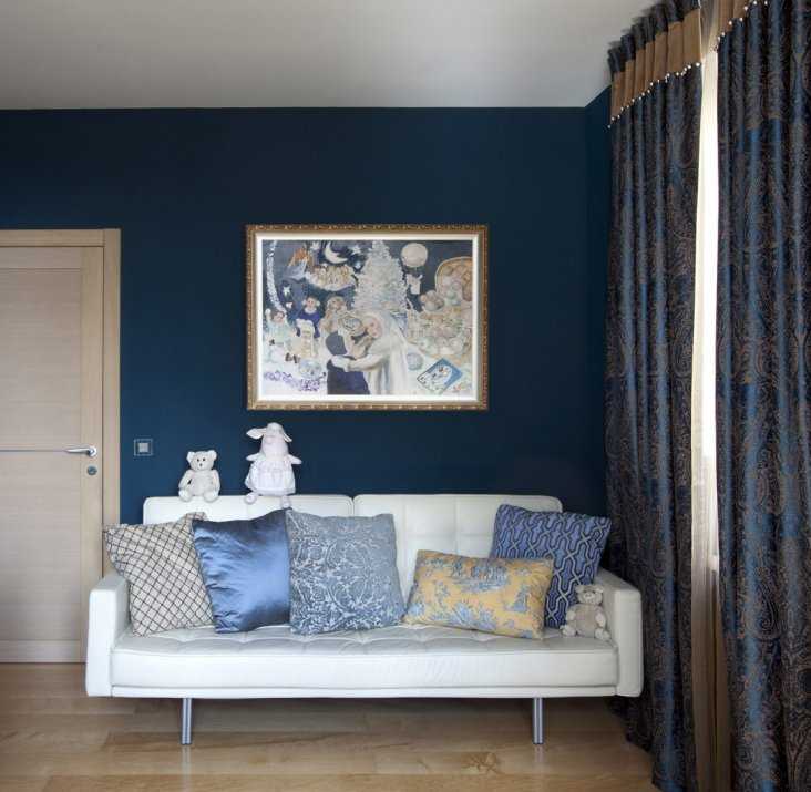 Сочетание голубого цвета с другими цветами в интерьере гостиной комнаты
 - 30 фото
