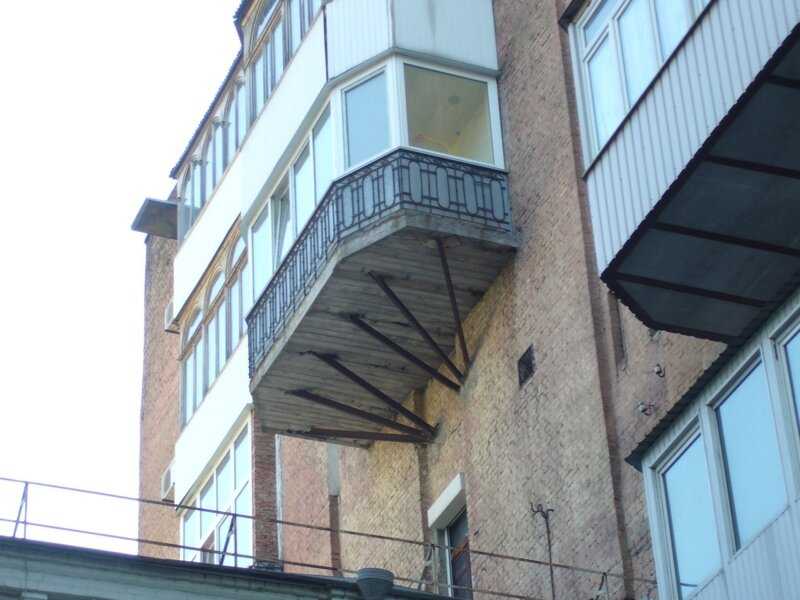 Балкон на первом этаже: виды и особенности конструкций