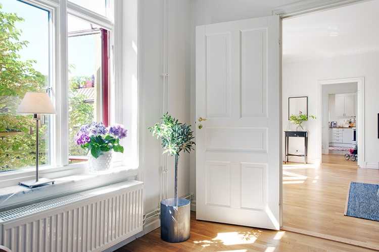 Белые двери в интерьере, как подобрать подходящий оттенок и вписать в любой стиль, основные правила и приемы - 35 фото