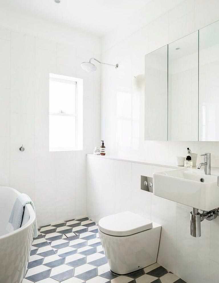 Плюсы и минусы белой плитки в ванной комнате