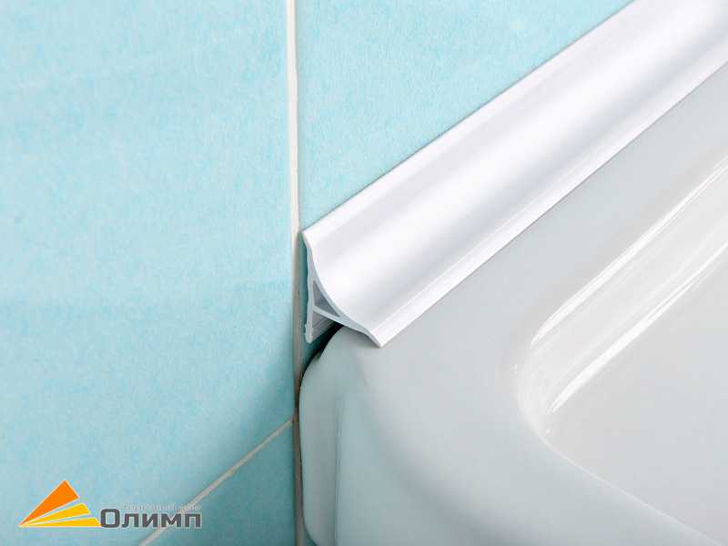 Заключительным этапом ремонта ванной комнаты является проклейка плинтусов Установка профилей для защиты от влаги необходима Образовавшаяся в ходе