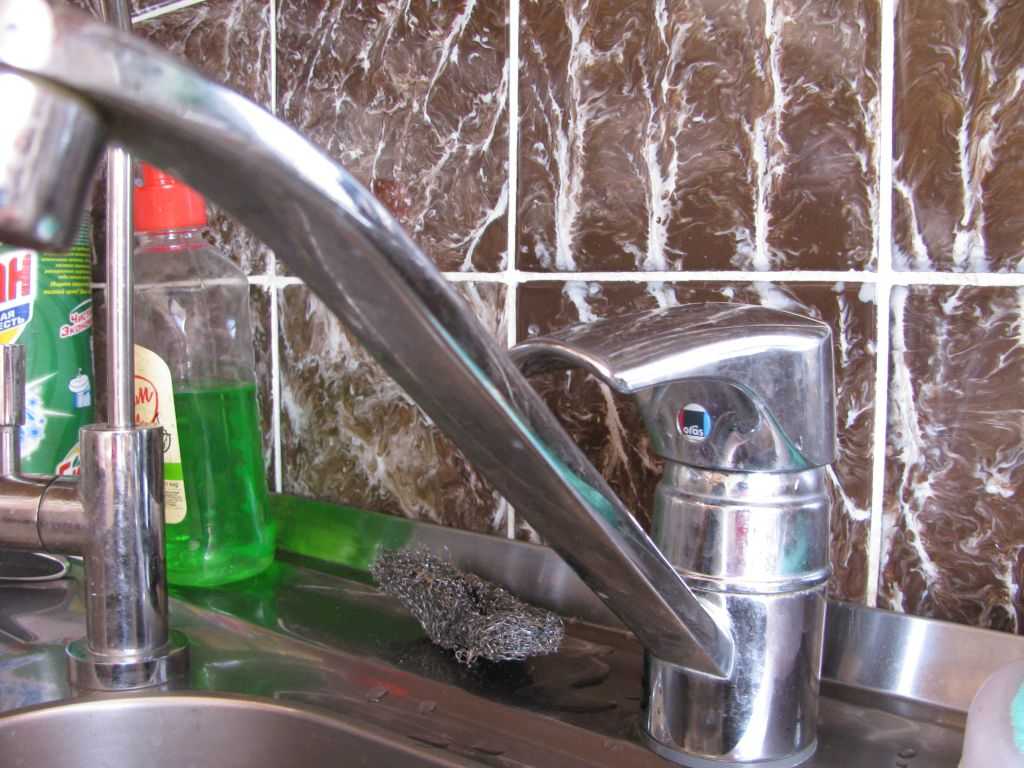 Почему гудит кран в ванной, когда он закрыт: что делать, если смеситель свистит и шумит и откуда звуки в трубах с горячей водой