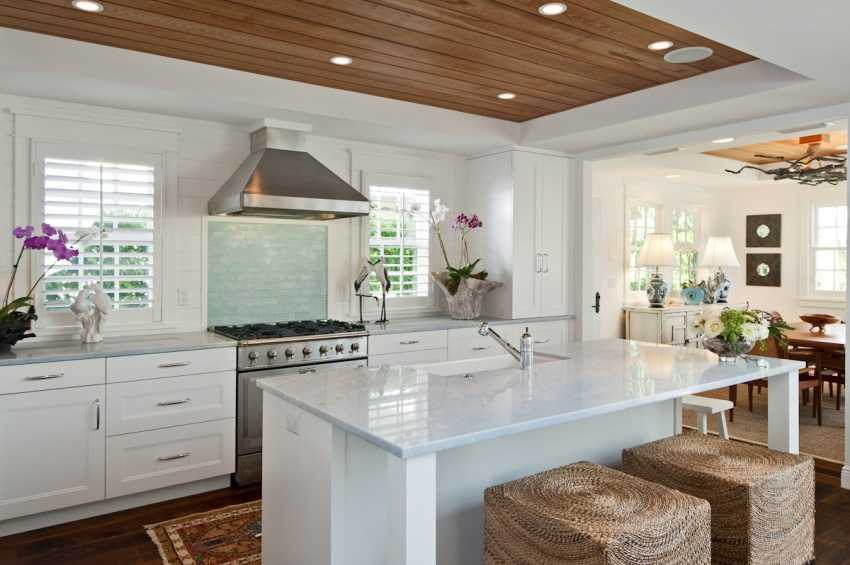 Потолок в кухне, совмещенной с гостиной: дизайн, освещение, современный стиль - 22 фото