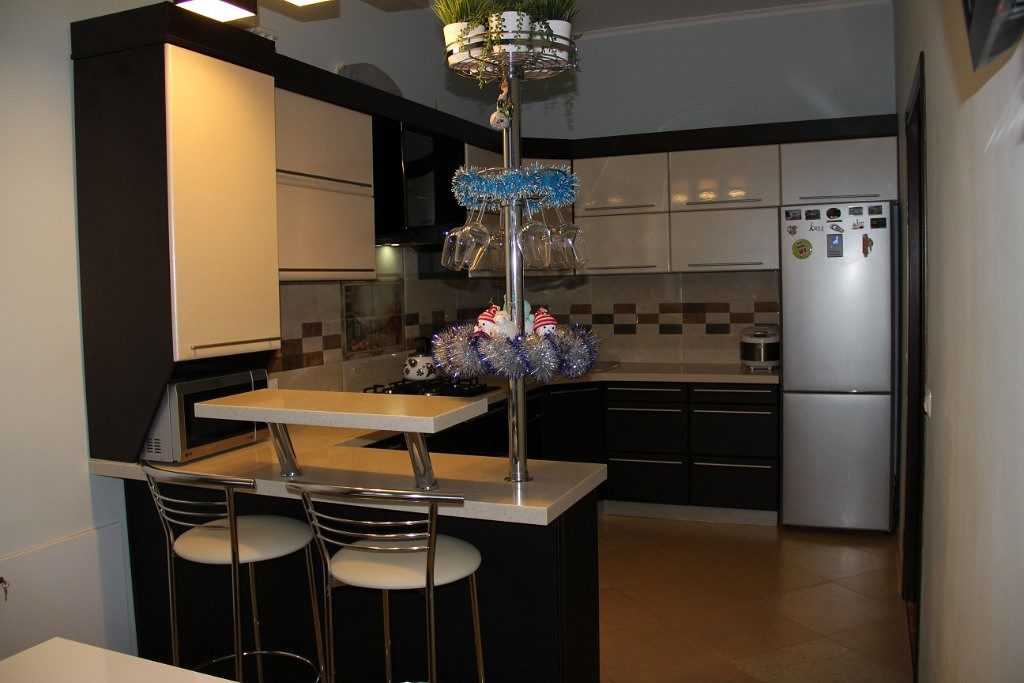 Кухня с барной стойкой, совмещенная с гостиной в современном стиле в маленькой площади вместо перегородки
 - 43 фото