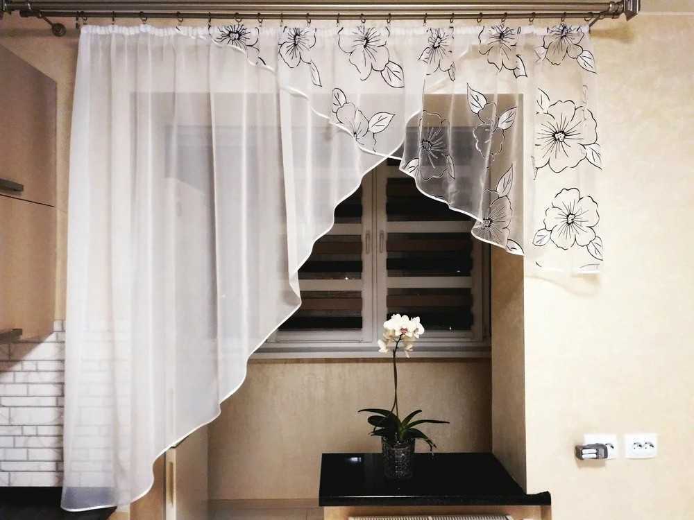 Короткие шторы для кухни: 80+ реальных фото интерьеров